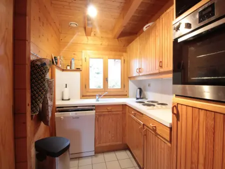 Chalet équipé avec poêle et garage, proche centre et remontées mécaniques - Photo 3