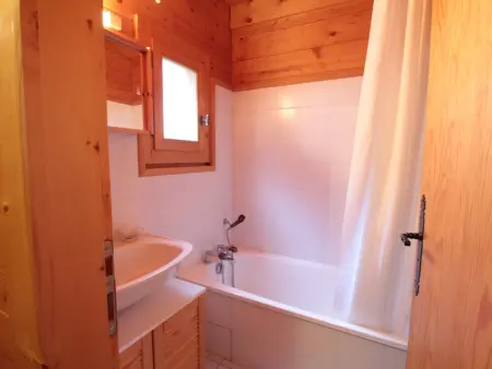 Chalet équipé avec poêle et garage, proche centre et remontées mécaniques - Photo 8