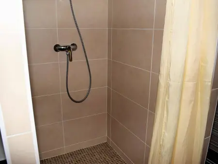 Maison neuve de plain-pied avec WIFI, terrasse et parking, à 2,5 km des plages à Trégastel - Photo 9