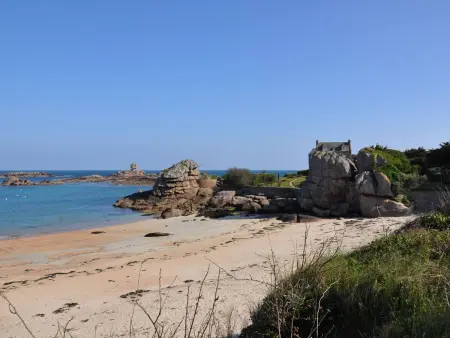 Maison neuve de plain-pied avec WIFI, terrasse et parking, à 2,5 km des plages à Trégastel - Photo 12