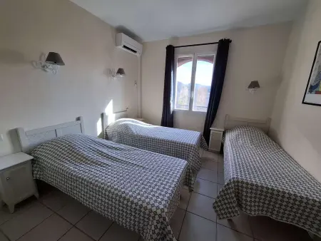 Maison climatisée 5 pers avec terrasse, parking, WiFi, et équipements complets dans quartier calme - Photo 2