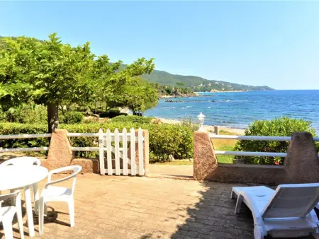 Mini-Villa rénovée, pieds dans l'eau, climatisée, jardin ombragé, accès direct mer, 2-4 pers - Photo 9