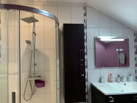 Maison rénovée 3*, exposée Sud, cour fermée, près du centre de Trégastel, avec vélo et équipements bébé - Photo 5