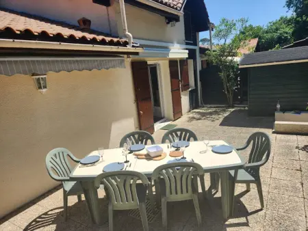 Villa patio proche plage avec piscine collective, cour aménagée et parking privé - Photo 1