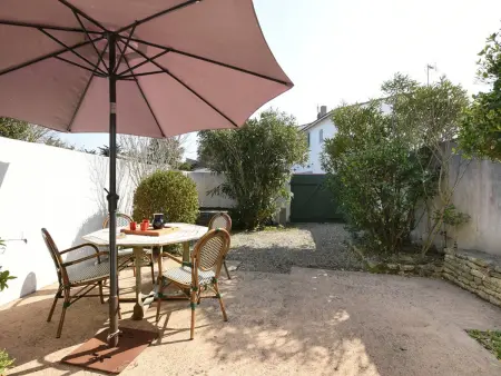 Maison de Charme avec Cour, 2 Chambres, Cuisine Équipée, Proche Village St Clément des Baleines - Photo 1