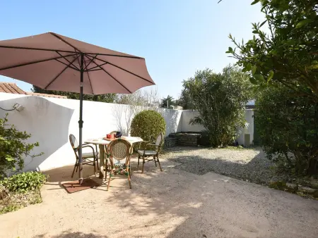 Maison de Charme avec Cour, 2 Chambres, Cuisine Équipée, Proche Village St Clément des Baleines - Photo 2