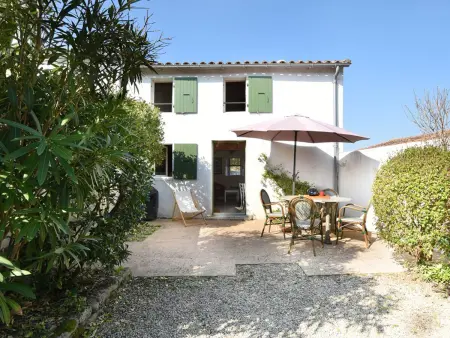 Maison de Charme avec Cour, 2 Chambres, Cuisine Équipée, Proche Village St Clément des Baleines - Photo 3