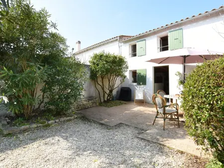 Maison de Charme avec Cour, 2 Chambres, Cuisine Équipée, Proche Village St Clément des Baleines - Photo 4