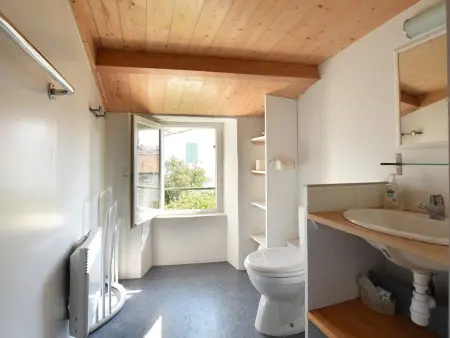 Maison de Charme avec Cour, 2 Chambres, Cuisine Équipée, Proche Village St Clément des Baleines - Photo 11