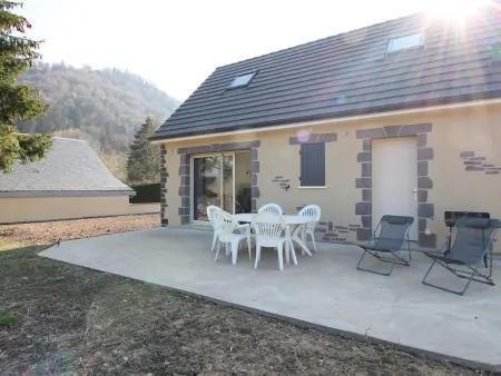 Maison confortable à La Bourboule - 8 pers, vue dégagée, parking, moderne, proche centre - Photo 11