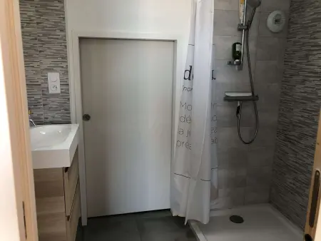 Maison spacieuse 5 pièces, 10 pers, jardin, 300m de la mer, équipements modernes, calme assuré. - Photo 13