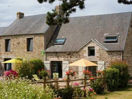 Charmante maison au cœur d'un village paisible avec jardin clos et animaux - Photo 1