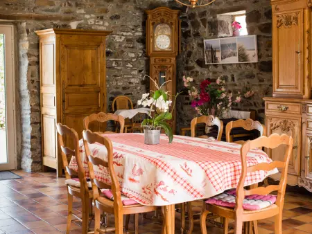 Charmante maison au cœur d'un village paisible avec jardin clos et animaux - Photo 3