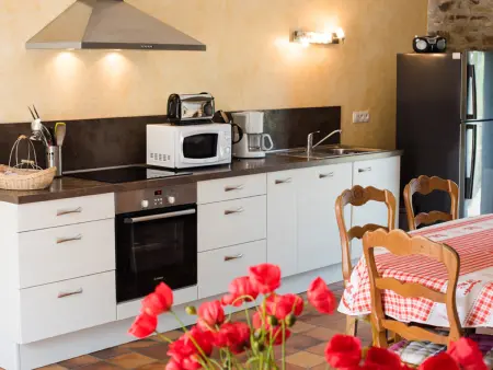 Charmante maison au cœur d'un village paisible avec jardin clos et animaux - Photo 4