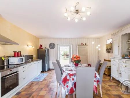 Charmante maison au cœur d'un village paisible avec jardin clos et animaux - Photo 5