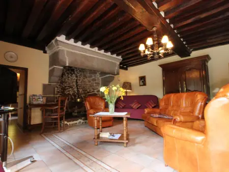 Maison rustique 17ème siècle avec jardin, cheminée et parking - Photo 7