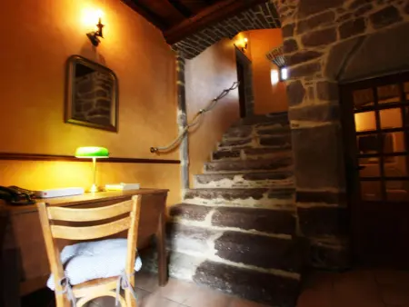 Maison rustique 17ème siècle avec jardin, cheminée et parking - Photo 11