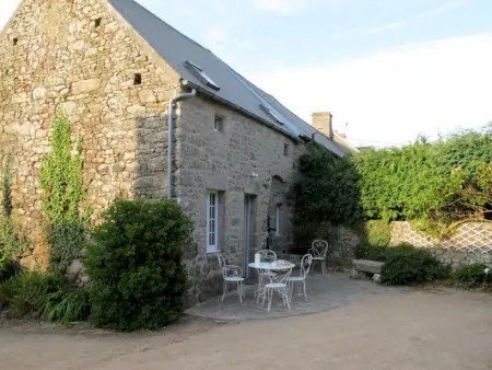 Maison Typique de Théville avec Cheminée et Cour Close - Photo 1