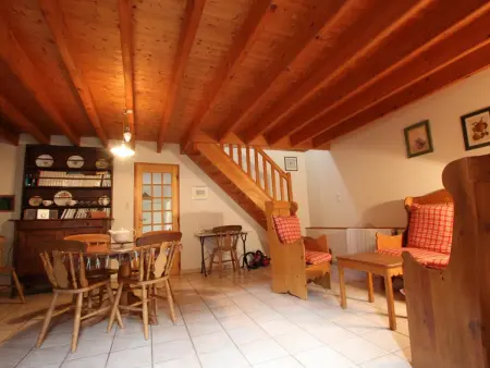 Maison Typique de Théville avec Cheminée et Cour Close - Photo 2