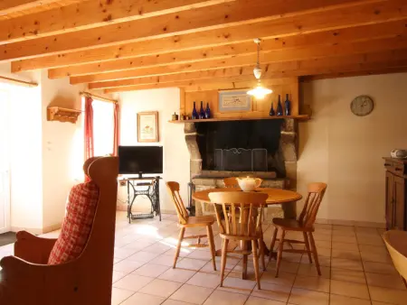 Maison Typique de Théville avec Cheminée et Cour Close - Photo 4