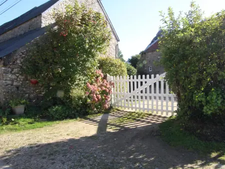 Maison Typique de Théville avec Cheminée et Cour Close - Photo 14