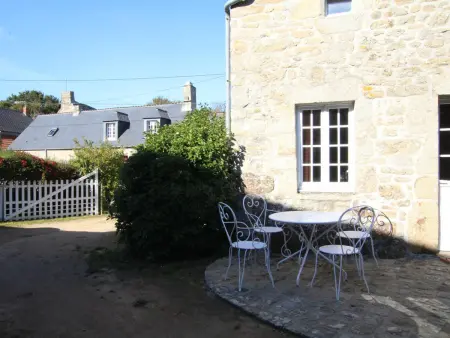 Maison Typique de Théville avec Cheminée et Cour Close - Photo 15