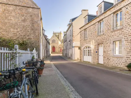 Maison de ville rénovée à St Denis-le-Vêtu, vue port - Photo 3