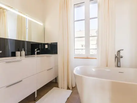Maison de ville rénovée à St Denis-le-Vêtu, vue port - Photo 4