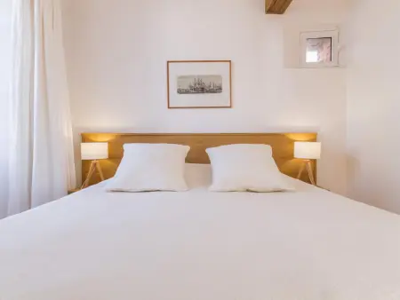 Maison de ville rénovée à St Denis-le-Vêtu, vue port - Photo 10