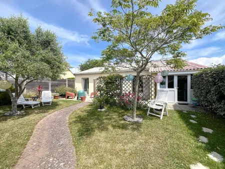 Maison rénovée, à 300m de la plage et proche commerces, avec terrasse et jardin, tout confort - Photo 1