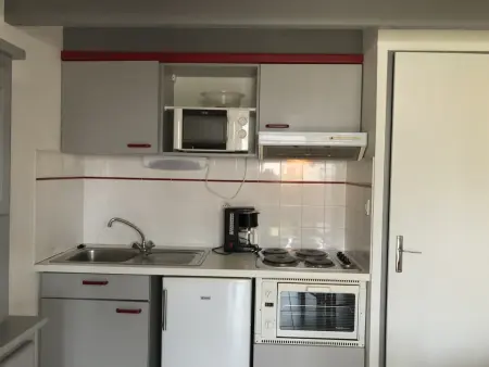 Maison de vacances près plage et commerces avec jardinet, parking privé et équipements complets - Photo 7