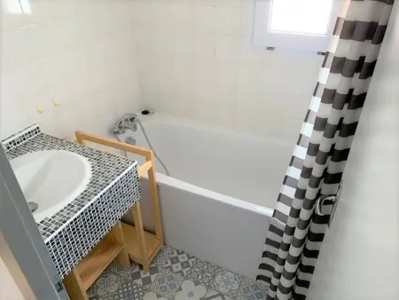 Maison de vacances près plage et commerces avec jardinet, parking privé et équipements complets - Photo 10