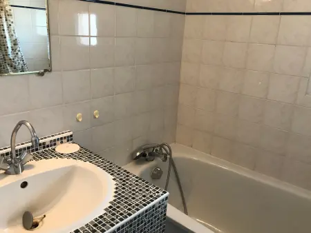 Maison de vacances près plage et commerces avec jardinet, parking privé et équipements complets - Photo 12