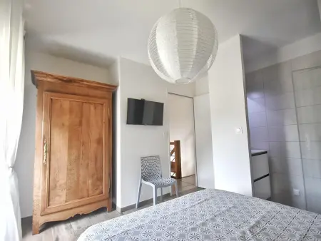Maison paisible en pierre avec terrasse et cheminée - Photo 13