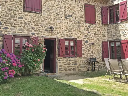 Gîte en Pierre Rest. avec Cheminée et Jardin, Parc Livradois-Forez - Photo 1