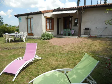 Gîte familial à Saint-Haon-le-Châtel avec piscine et animaux admis - Photo 10