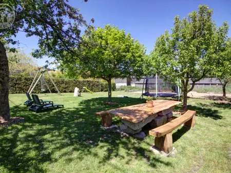 Gîte spacieux au cœur de la nature avec cheminée et activités extérieures - Photo 3
