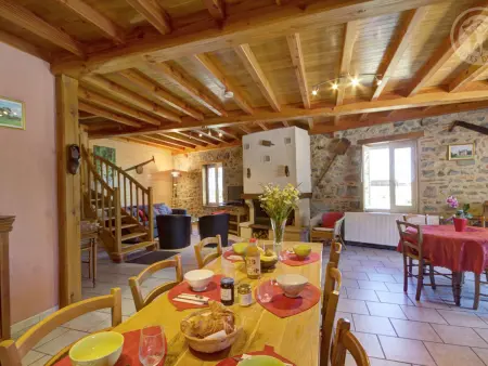 Gîte spacieux au cœur de la nature avec cheminée et activités extérieures - Photo 4