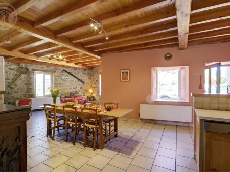 Gîte spacieux au cœur de la nature avec cheminée et activités extérieures - Photo 8