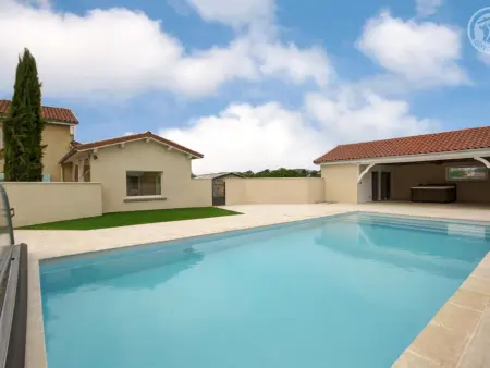 Maison spacieuse avec piscine chauffée, 4 chambres à Chalain-le-Comtal - Photo 1