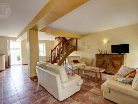 Maison spacieuse avec piscine chauffée, 4 chambres à Chalain-le-Comtal - Photo 3
