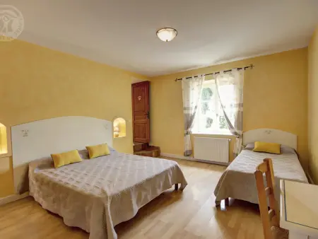 Maison spacieuse avec piscine chauffée, 4 chambres à Chalain-le-Comtal - Photo 9