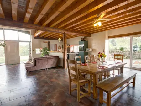 Gîte spacieux avec piscine privée et animaux admis à Saint-Priest-la-Prugne - Photo 1