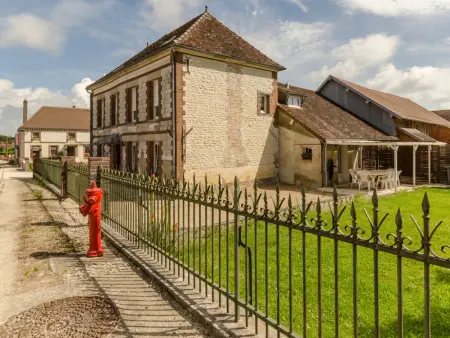Maison rénovée 4 chambres avec jardin et parking en Champagne - Photo 1