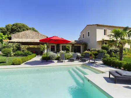 Villa rénovée à Eygalières avec piscine chauffée - Photo 1
