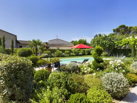 Villa rénovée à Eygalières avec piscine chauffée - Photo 6