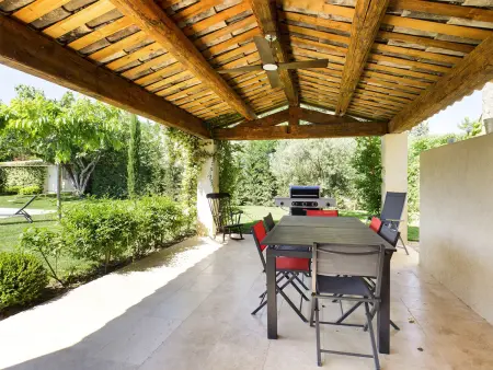 Villa rénovée à Eygalières avec piscine chauffée - Photo 10