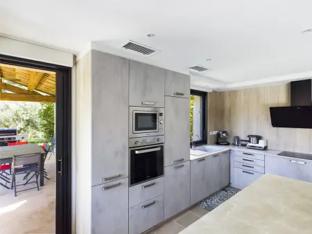 Villa rénovée à Eygalières avec piscine chauffée - Photo 12