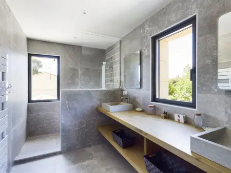 Villa rénovée à Eygalières avec piscine chauffée - Photo 18