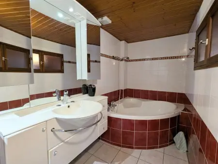 Appartement cosy au cœur de Vagney, proche commerces et sentiers, terrasse et cheminée, à 15km Gérardmer - Photo 9